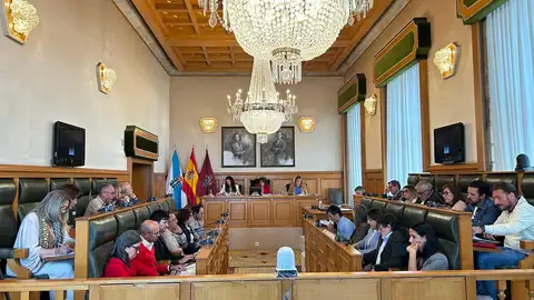 El pleno de Santiago deniega una factura relativa al autobús urbano, entre críticas por el nuevo contrato El pleno de Santiago deniega una factura relativa al autobús urbano, entre críticas por el nuevo contrato