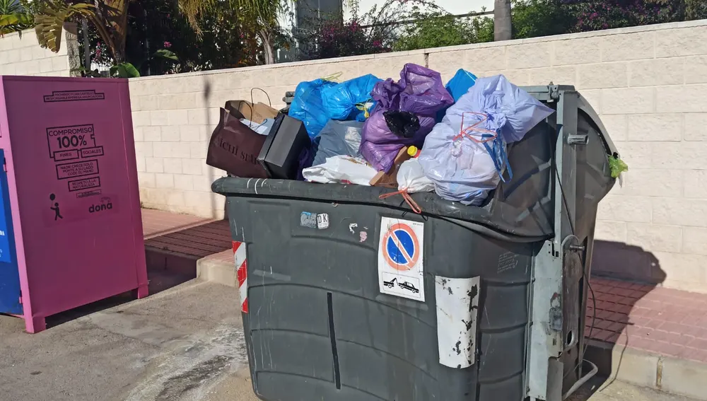 La mejora en el servicio de recogida de basura sigue siendo asignatura pendiente en Orihuela Costa La mejora en el servicio de recogida de basura sigue siendo asignatura pendiente en Orihuela Costa