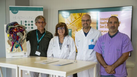 El doctor &Aacute;lvaro Garc&iacute;a Granero en medio, junto a la c&uacute;pula de Son Espases
