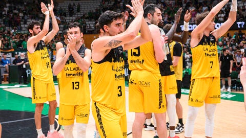 Jugadores de La Laguna Tenerife celebran el triunfo en Badalona 