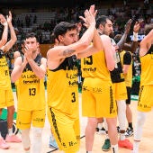 Jugadores de La Laguna Tenerife celebran el triunfo en Badalona 