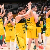 Jugadores de La Laguna Tenerife celebran el triunfo en Badalona Jugadores de La Laguna Tenerife celebran el triunfo en Badalona