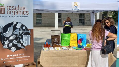 La carpa informativa sobre residuos orgánicos está situada en la Plaza de Sa Graduada