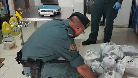 La Guardia Civil ha intervenido en Santa Pola 250 kilos de pescado comercializado sin cumplir los requisitos exigidos. La Guardia Civil ha intervenido en Santa Pola 250 kilos de pescado comercializado sin cumplir los requisitos exigidos.