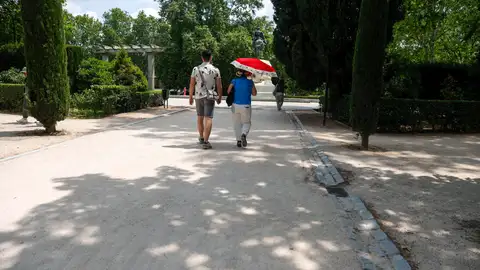 Varias personas pasean por el Parque de El Retiro de Madrid. Varias personas pasean por el Parque de El Retiro de Madrid.