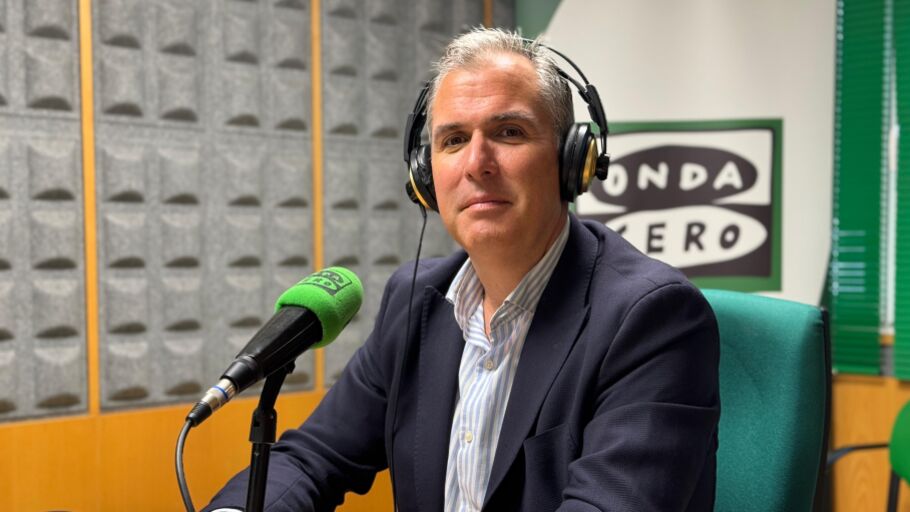 Rafa Dom&iacute;nguez en una entrevista en el estudio de Onda Cero Pontevedra