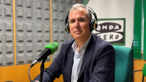 Rafa Dom&iacute;nguez en una entrevista en el estudio de Onda Cero Pontevedra