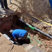 El reventón de una tubería en Ezequiel González deja sin agua a los vecinos de varias calles El reventón de una tubería en Ezequiel González deja sin agua a los vecinos de varias calles