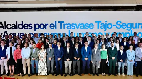 Alcaldes de la Vega Baja firman el manifiesto 'Agua, consumo humano y empleo' en defensa del trasvase Tajo-Segura Alcaldes de la Vega Baja firman el manifiesto 'Agua, consumo humano y empleo' en defensa del trasvase Tajo-Segura
