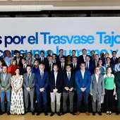 Alcaldes de la Vega Baja firman el manifiesto 'Agua, consumo humano y empleo' en defensa del trasvase Tajo-Segura Alcaldes de la Vega Baja firman el manifiesto 'Agua, consumo humano y empleo' en defensa del trasvase Tajo-Segura