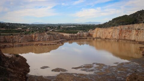 Antigua cantera de la Serra Perenxisa que el Ayuntamiento de Torrent propone reconvertir en un embalse antinundaciones