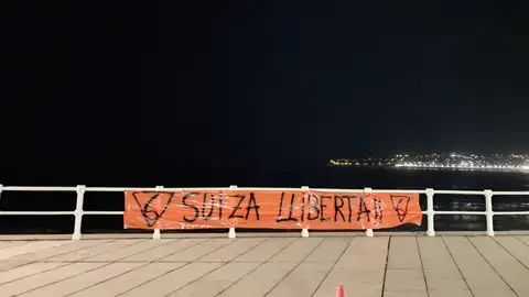 Pancarta de apoyo a Las 6 de la Suiza en la playa de san lorenzo Pancarta de apoyo a Las 6 de la Suiza en la playa de san lorenzo