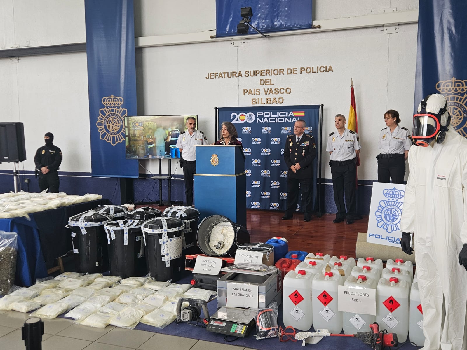 La Policía Nacional desarticula en Zeberio un laboratorio de speed e incauta "uno de los mayores alijos de la historia" La Policía Nacional desarticula en Zeberio un laboratorio de speed e incauta "uno de los mayores alijos de la historia"