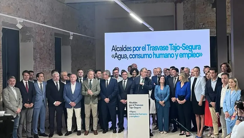 Alcaldes de la Vega Baja firman el manifiesto 'Agua, consumo humano y empleo' en defensa del trasvase Tajo-Segura Alcaldes de la Vega Baja firman el manifiesto 'Agua, consumo humano y empleo' en defensa del trasvase Tajo-Segura