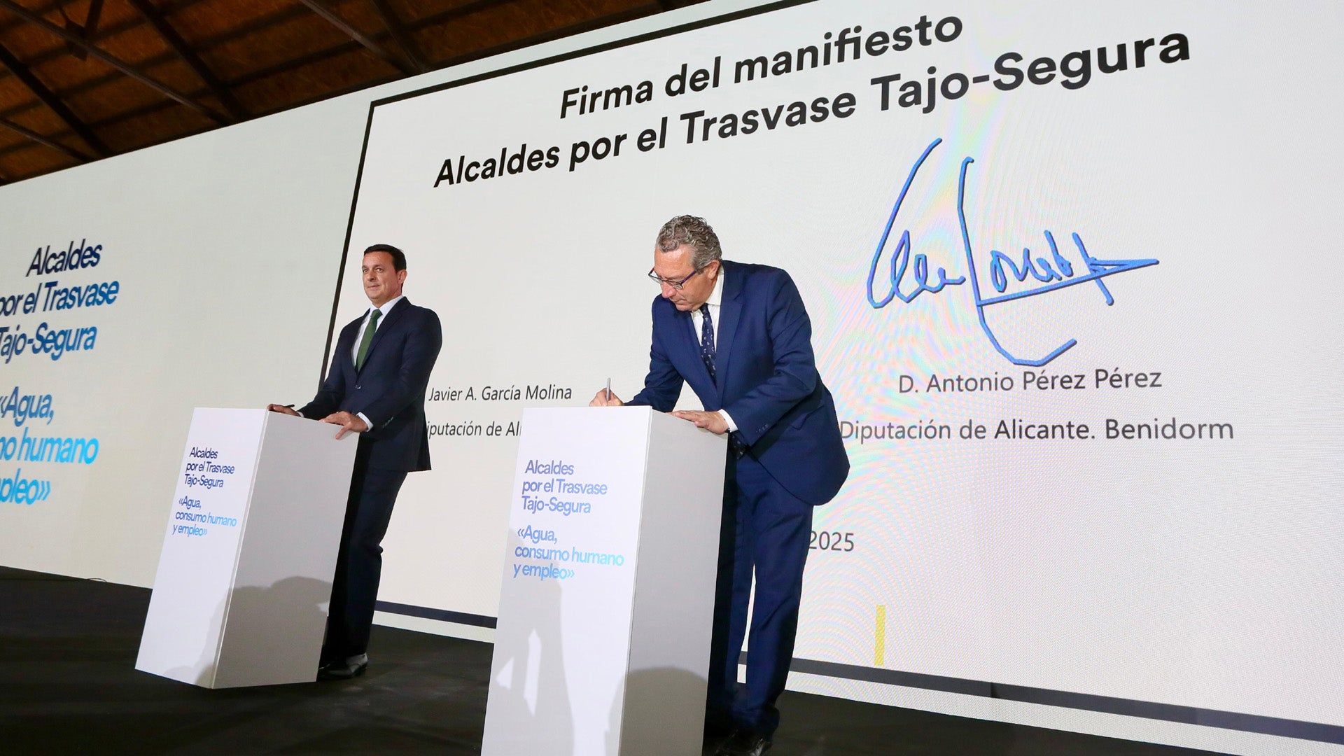 El alcalde de Benidorm, Toni Perez, defiende el trasvase Tajo-Segura y rechaza los recortes del Gobierno central El alcalde de Benidorm, Toni Perez, defiende el trasvase Tajo-Segura y rechaza los recortes del Gobierno central