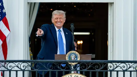 El presidente de Estados Unidos, Donald Trump Trump prohíbe la entrada a EEUU de nacionales de doce países y limita la de otros siete