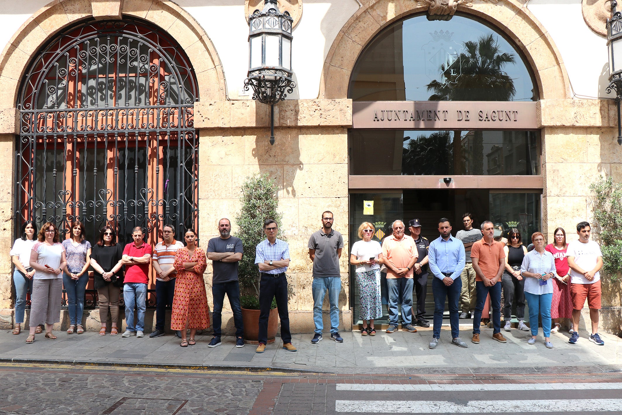 Silencio a las puertas del Ayuntamiento de Sagunto por el presunto asesinato machista perpetrado en Pontevedra Silencio a las puertas del Ayuntamiento de Sagunto por el presunto asesinato machista perpetrado en Pontevedra