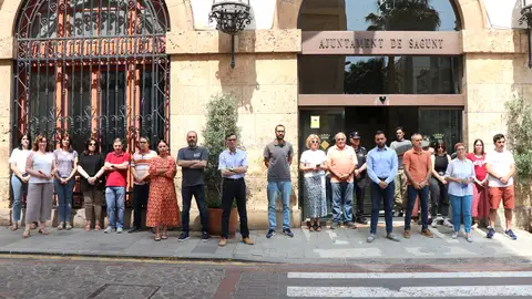 Silencio a las puertas de Ayuntamiento de Sagunto por el presunto asesinato machista perpetrado en Pontevedra Silencio a las puertas de Ayuntamiento de Sagunto por el presunto asesinato machista perpetrado en Pontevedra