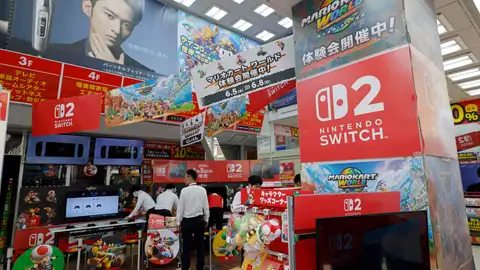 Miembros de una tienda de Tokio se preparan para poner a la venta Nintendo Switch 2. Miembros de una tienda de Tokio se preparan para poner a la venta Nintendo Switch 2.