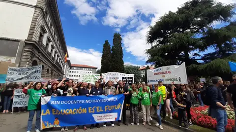 La huelga continúa pese a la subida de entre 105 y 170 euros al mes que propone el Principado La huelga continúa pese a la subida de entre 105 y 170 euros al mes que propone el Principado