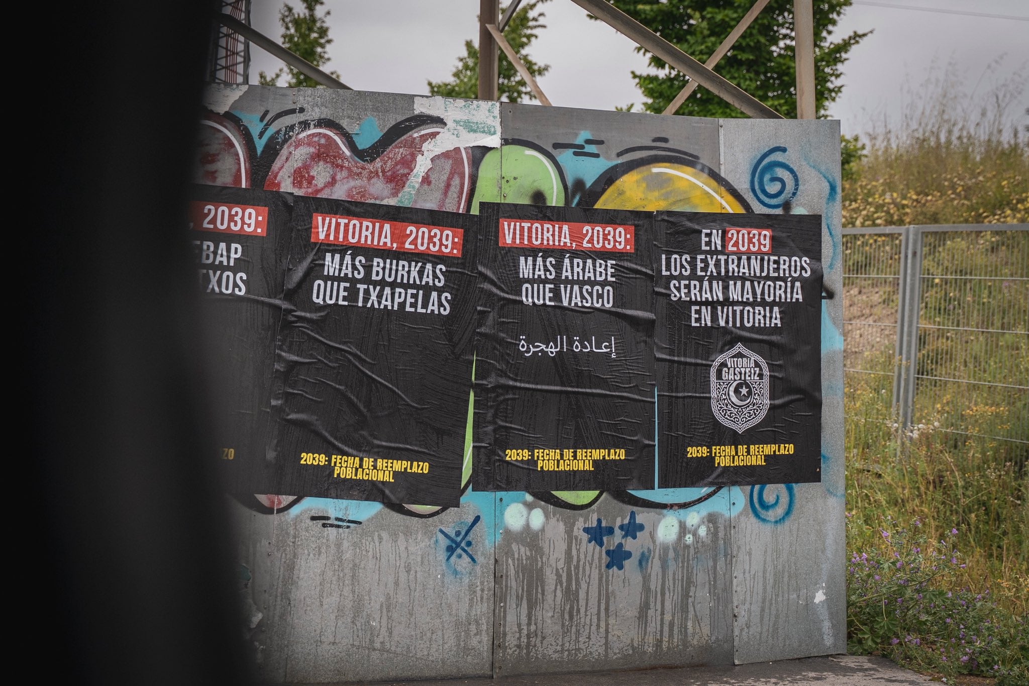 Aparecen carteles en Vitoria que la alcaldesa pide que se investiguen como delito de odio Aparecen carteles en Vitoria que la alcaldesa pide que se investiguen como delito de odio