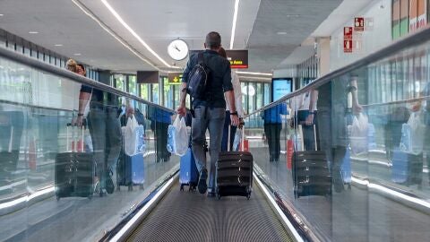Un hombre con una maleta en el aeropuerto Adolfo Su&aacute;rez-Madrid Barajas.
