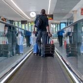 Un hombre con una maleta en el aeropuerto Adolfo Suárez-Madrid Barajas.