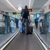 Un hombre con una maleta en el aeropuerto Adolfo Suárez-Madrid Barajas. Un hombre con una maleta en el aeropuerto Adolfo Suárez-Madrid Barajas.