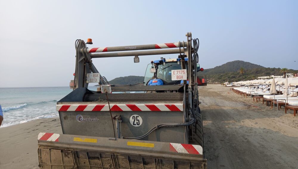 El tractor que limpia las playas de Sant Josep