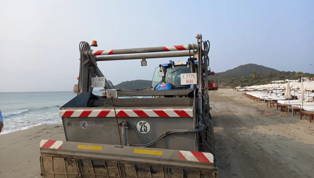 El tractor que limpia las playas de Sant Josep El tractor que limpia las playas de Sant Josep
