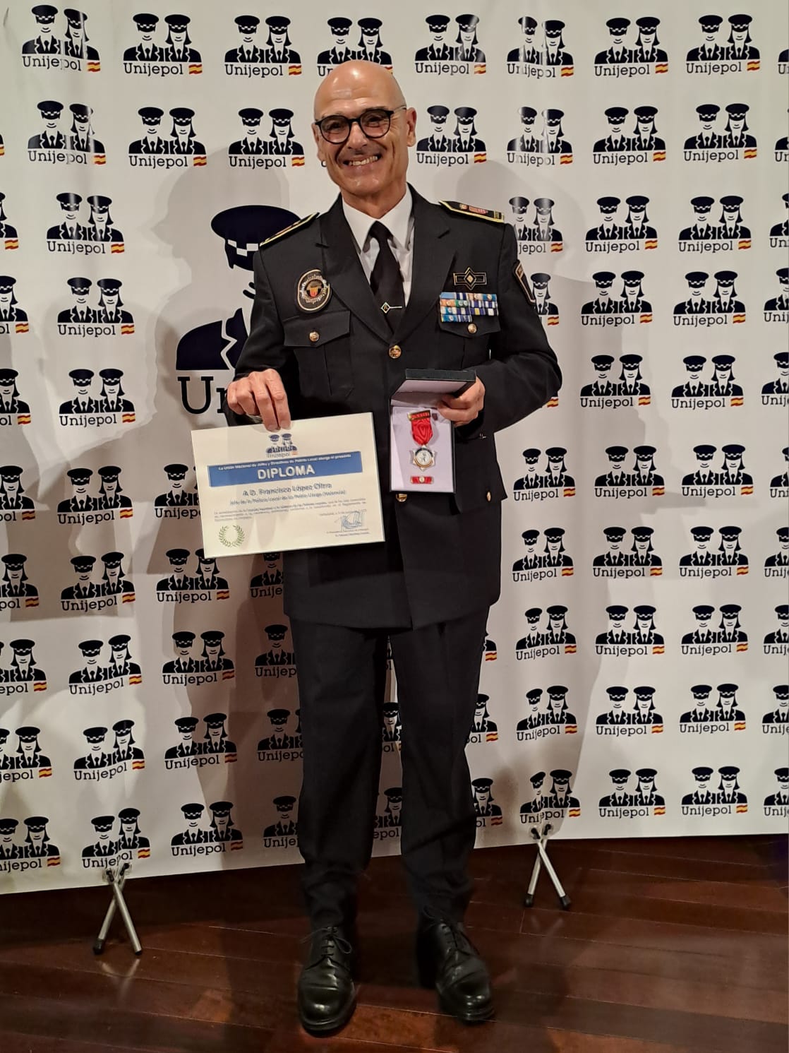 Paco López, jefe de la Policía Local de La Pobla Llarga, recibe una distinción nacional por su trayectoria Paco López, jefe de la Policía Local de La Pobla Llarga, recibe una distinción nacional por su trayectoria