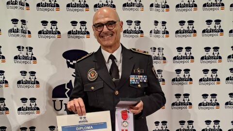 Paco L&oacute;pez con la distinci&oacute;n a su trayectoria
