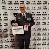 Paco López con la distinción a su trayectoria