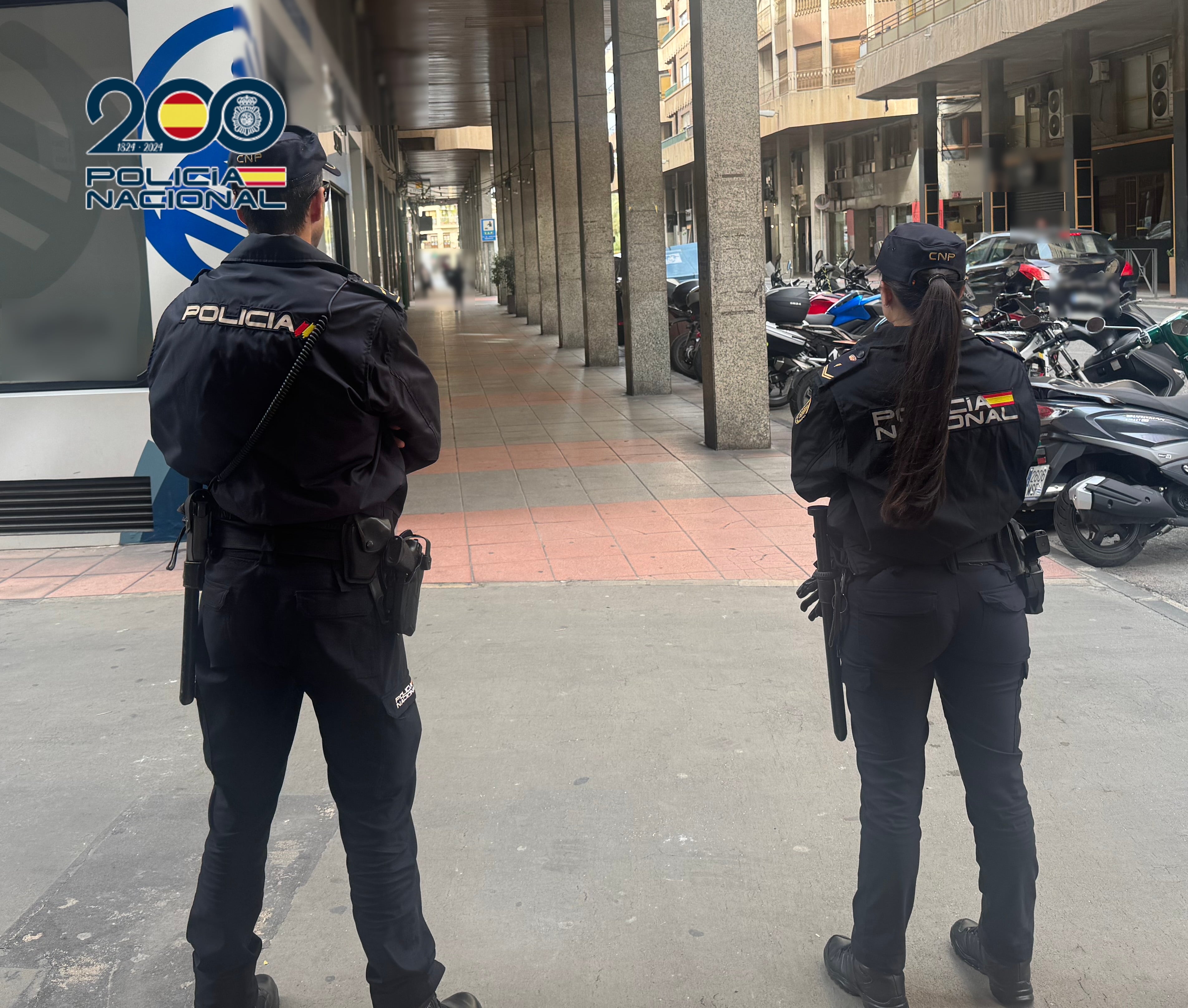Detenido en Elche un hombre por intentar robar a otro 500 euros que acababa de extraer en una entidad bancaria Detenido en Elche un hombre por intentar robar a otro 500 euros que acababa de extraer en una entidad bancaria
