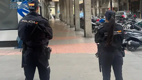 Agentes de la Policía Nacional en Elche. Agentes de la Policía Nacional en Elche.