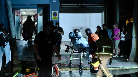 Servicios de emergencias trabajan en el exterior de la residencia Servicios de emergencias trabajan en el exterior de la residencia