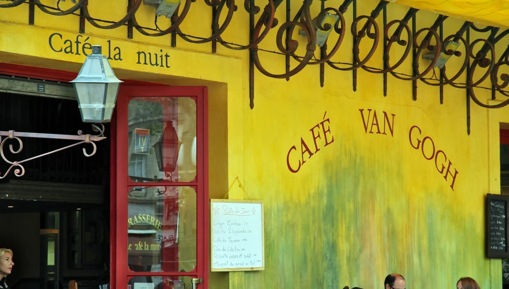 Café la nuit, célebre por el cuadro de van Gogh Café la nuit, célebre por el cuadro de van Gogh