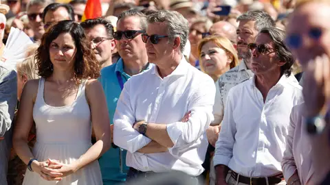 El líder del PP, Alberto Núñez Feijóo (c), junto a la presidenta del PP de Madrid y de la Comunidad de Madrid, Isabel Díaz Ayuso (i), y el expresidente del Gobierno, José María Aznar (d), durante la manifestación convocada por el Partido Popular contra el Gobierno de Pedro Sánchez bajo el lema 'Democracia o mafia' este domingo en la Plaza España de Madrid. El líder del PP, Alberto Núñez Feijóo (c), junto a la presidenta del PP de Madrid y de la Comunidad de Madrid, Isabel Díaz Ayuso (i), y el expresidente del Gobierno, José María Aznar (d), durante la manifestación convocada por el Partido Popular contra el Gobierno de Pedro Sánchez bajo el lema 'Democracia o mafia' este domingo en la Plaza España de Madrid.