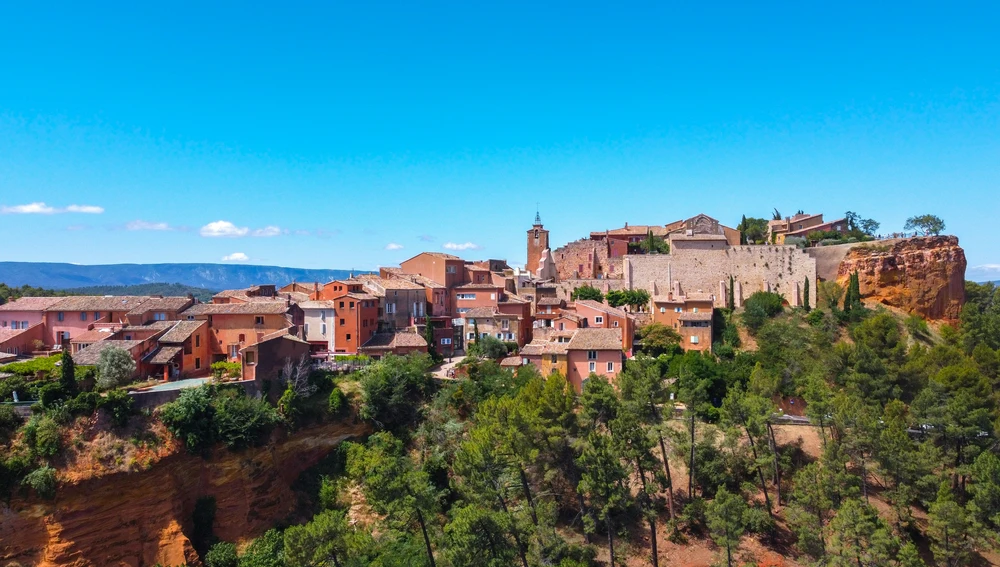 Rousillon, un pueblo de tonos rojizos y ocres Rousillon, un pueblo de tonos rojizos y ocres