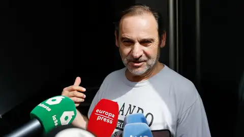 José Luis Ábalos atiende a los medios de comunicación al término del registro de su vivienda José Luis Ábalos atiende a los medios de comunicación al término del registro de su vivienda