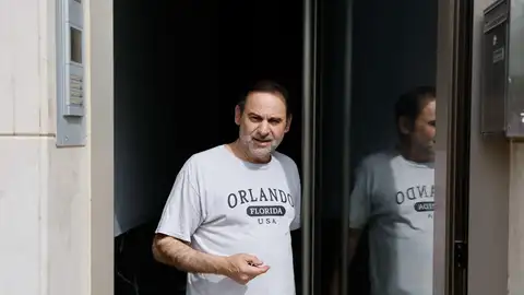 José Luis Ábalos atiende a los medios de comunicación en la puerta de su casa tras el registro de la UCO José Luis Ábalos atiende a los medios de comunicación en la puerta de su casa tras el registro de la UCO