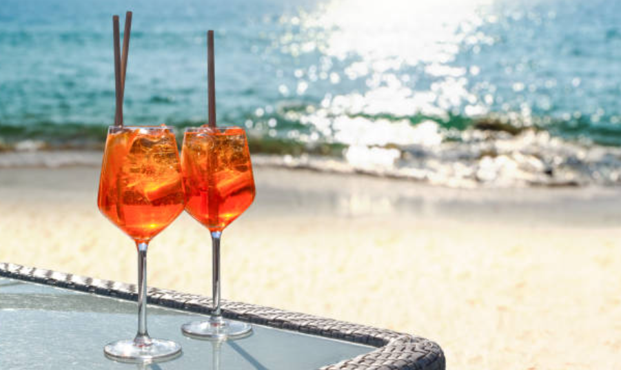 Refrescan... pero deshidratan: lo que no sabes de tus bebidas favoritas en verano Refrescan... pero deshidratan: lo que no sabes de tus bebidas favoritas en verano