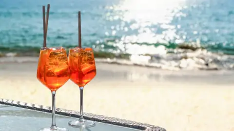 Refrescan... pero deshidratan: lo que no sabes de tus bebidas favoritas en verano Refrescan... pero deshidratan: lo que no sabes de tus bebidas favoritas en verano