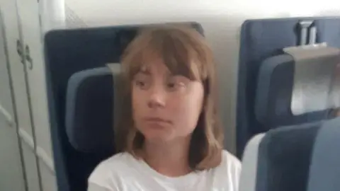 La activista Greta Thunberg en el avión en el que ha sido deportada La activista Greta Thunberg en el avión en el que ha sido deportada/ @IsraelMFA