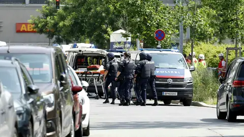 Servicios de emergencia en las inmediaciones del lugar del suceso en Graz (Austria) Servicios de emergencia en las inmediaciones del lugar del suceso en Graz (Austria)/ Erwin Scheriau / APA / dpa