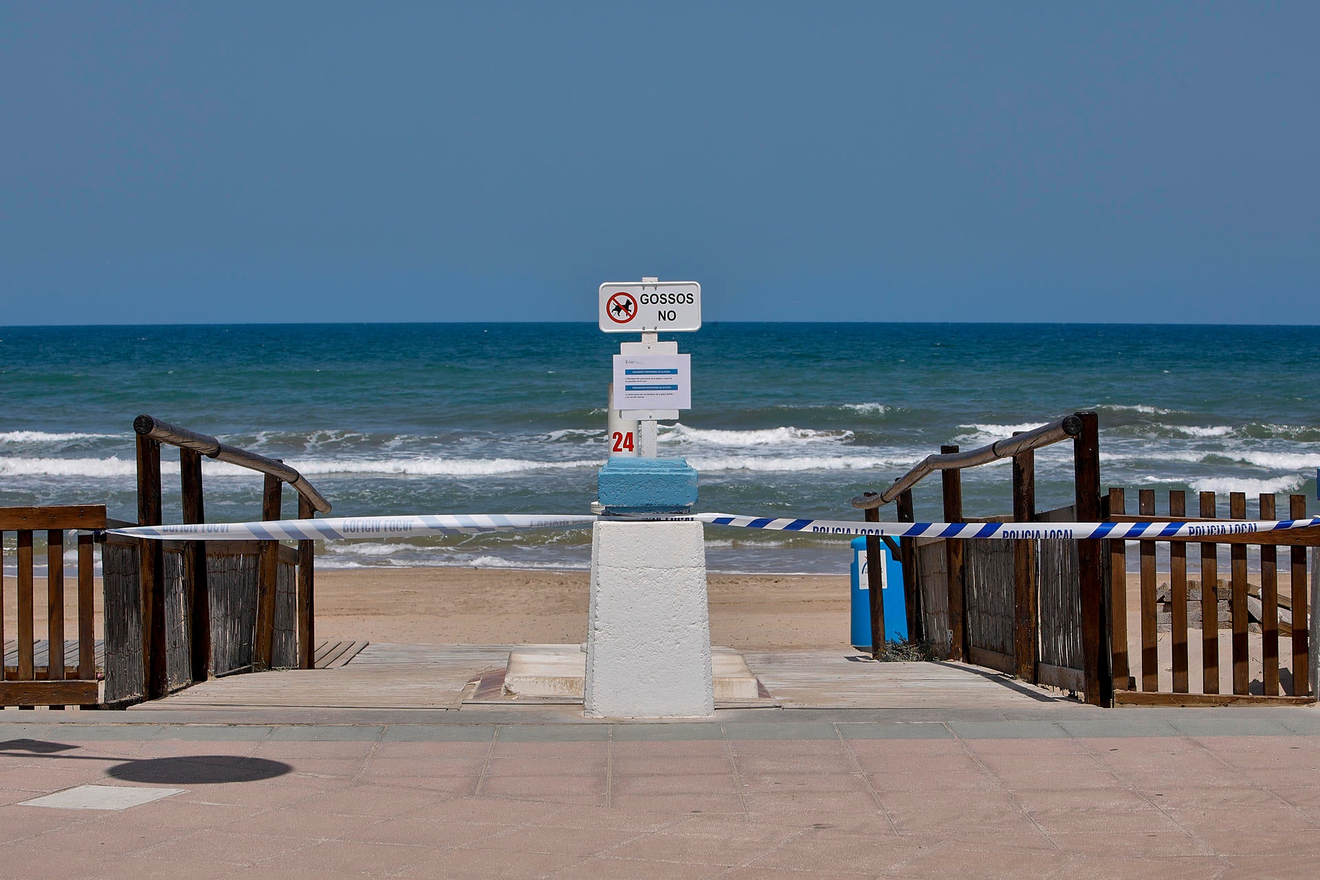 Las playas del sur de Valencia siguen cerradas a la espera del resultado de los análisis Las playas del sur de Valencia siguen cerradas a la espera del resultado de los análisis
