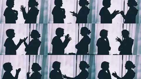 Dos personas hablando y gesticulando Si una persona menciona estos 10 temas de conversación no es muy buena socializando