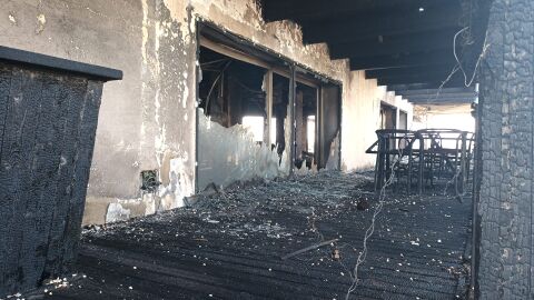 El incendio ha dejado arrasados tres restaurantes en Platja d'en Bossa