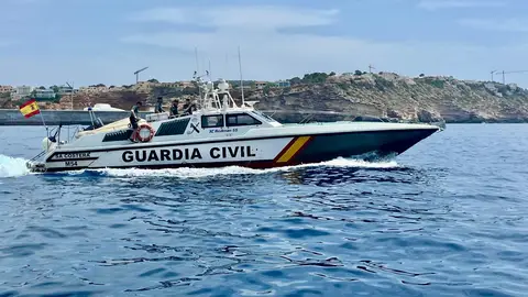Dispositivo de búsqueda de la pareja desaparecida en aguas de Andratx en el que participan Servicio Marítimo, GEAS, Servicio Aéreo de la Guardia Civil y Salvamento Marítimo Dispositivo de búsqueda de la pareja desaparecida en aguas de Andratx en el que participan Servicio Marítimo, GEAS, Servicio Aéreo de la Guardia Civil y Salvamento Marítimo