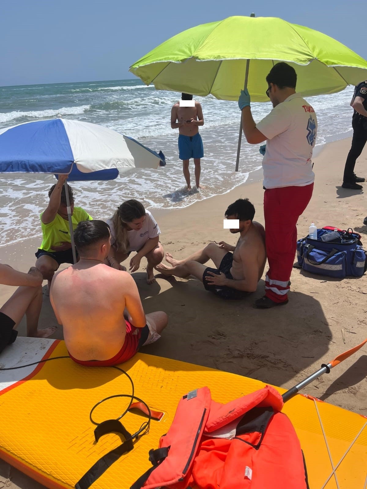 Socorristas de la zona marítima de Sueca salvan la vida a 3 bañistas en la playa del Mareny de Barraquetes Socorristas de la zona marítima de Sueca salvan la vida a 3 bañistas en la playa del Mareny de Barraquetes